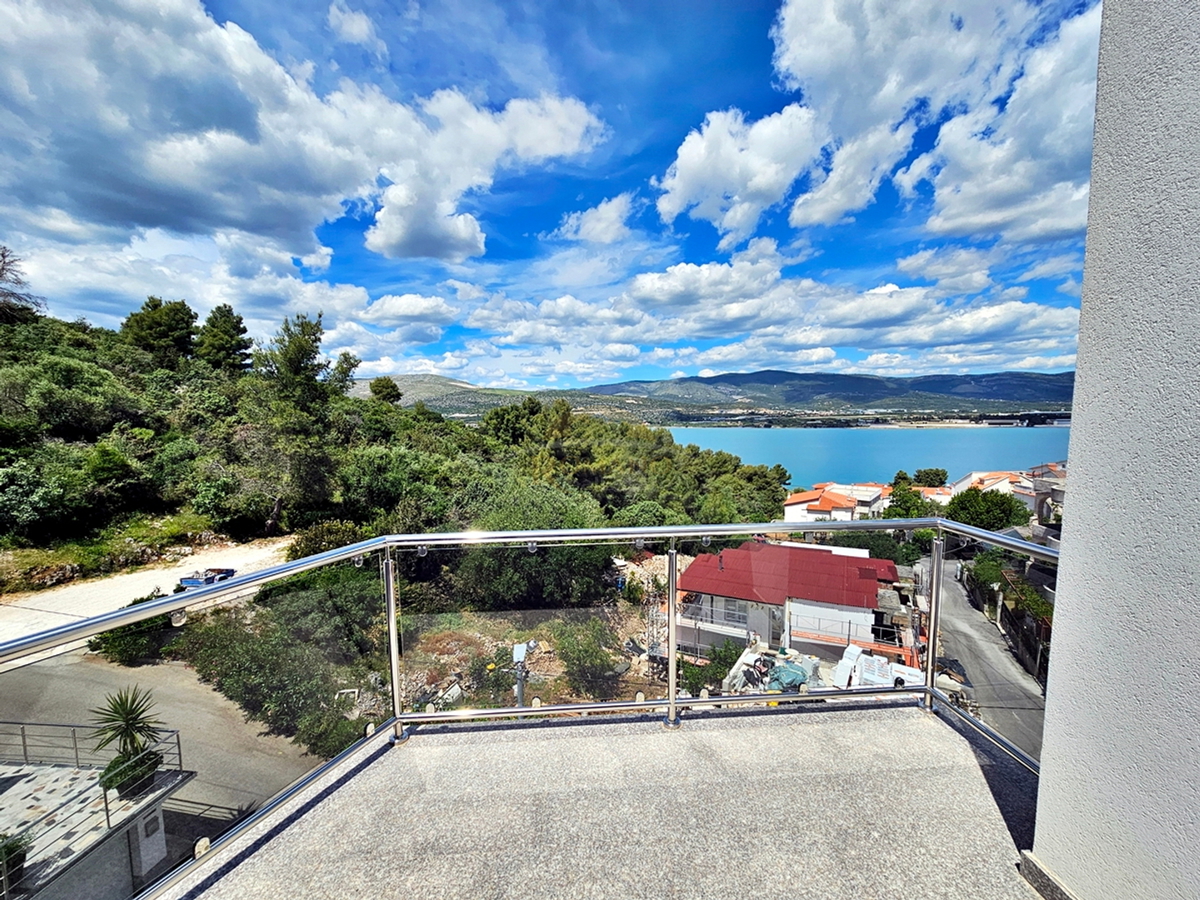 Casa di lusso a Čiovo - Mastrinka con 3 appartamenti e vista aperta sul mare